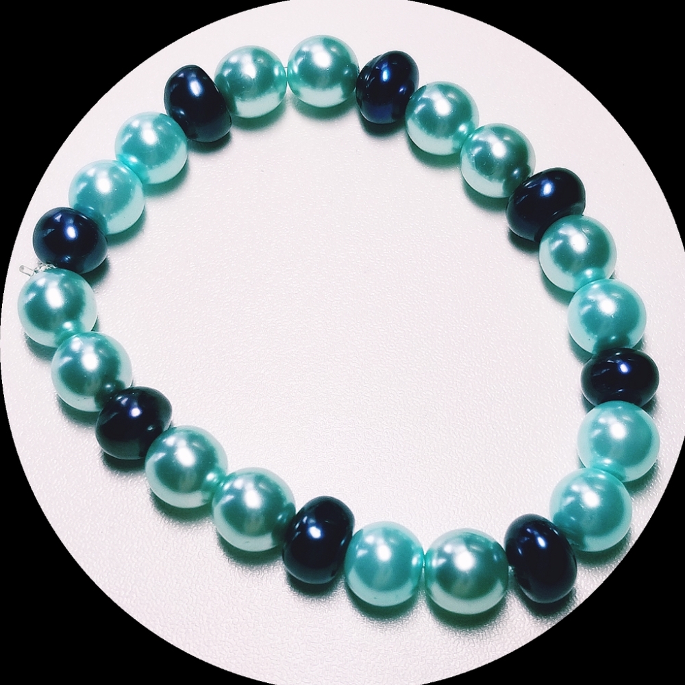 Freshwater and glass pearl bracelet
